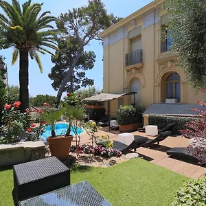 **** Hotel Petit Palais France